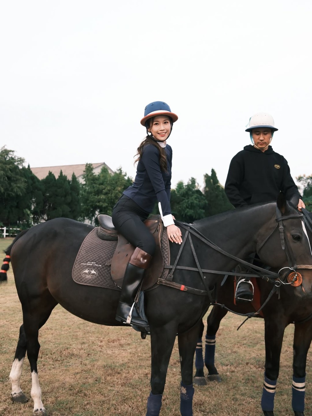 何沛珈學騎馬。 何沛珈學騎馬。