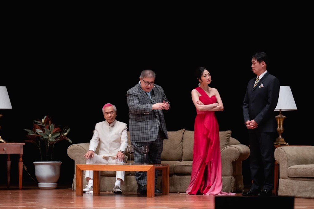 杨玉梅和李龙基（左）去年更一起出埠泰国合演舞台剧《豪门疯暴》。
