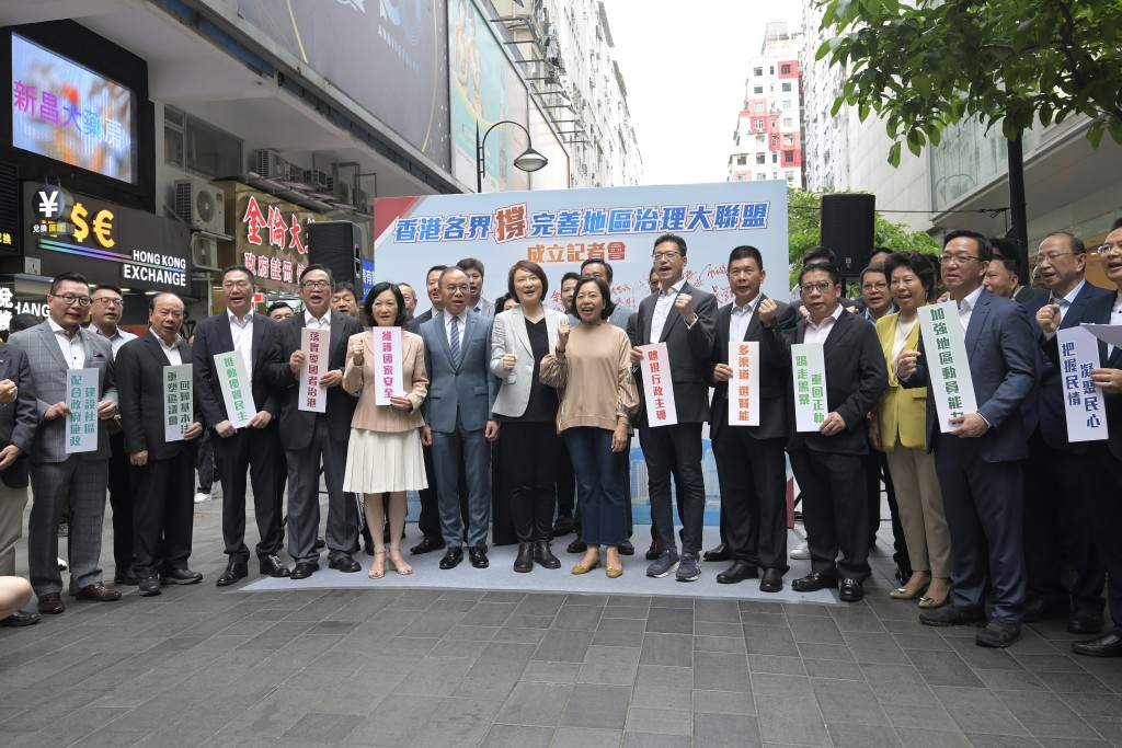 「香港各界撐完善地區治理大聯盟」指各區有簽名活動，供市民簽名支持。梁譽東攝