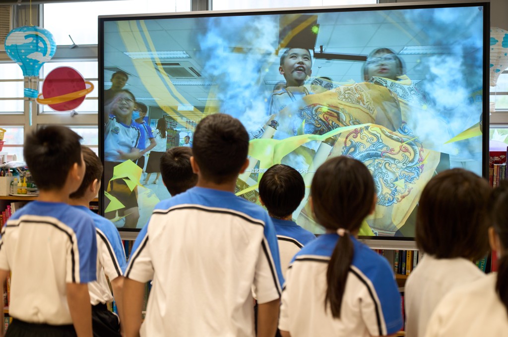 雲遊長城VR元宇宙沉浸式學習體驗：圖書館內設有VR及AR的閱讀互動體驗及AI故事機械人，更有電子閱讀平台，激發學生學習中國文化及了解長城全貌的興趣。