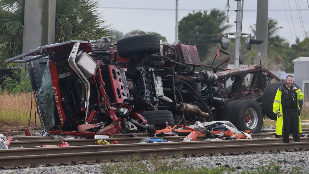 美國佛羅里達州有火車與消防車相撞,消防車被撞至斷開兩截。美聯社