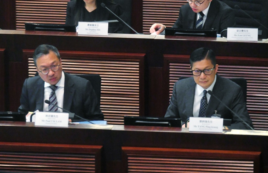 林定國和鄧炳強解答議員提問。 林定國和鄧炳強解答議員提問。