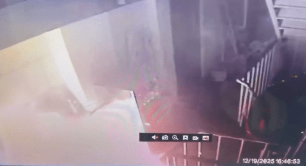 現場隨即火光四射。新聞雲