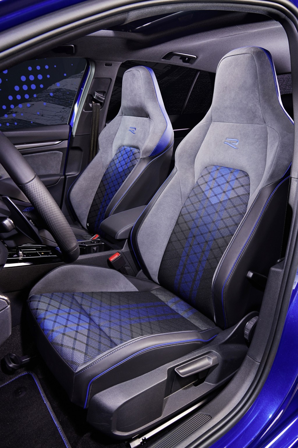改良新版福士Volkswagen 8代半Golf R首發，座椅以Alcantara麂皮與纖維物料製成，並加入經典藍色格紋和R字樣點綴。