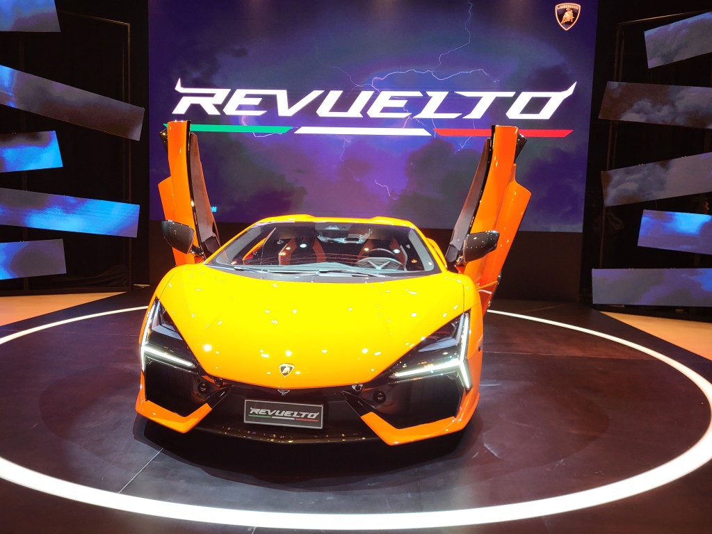 该款新一代Revuelto「大牛」旗舰级超跑，是品牌首辆PHEV充电混能V12引擎超跑，马力高达1,015ps，香港连税售价落实为898.8万港元起。