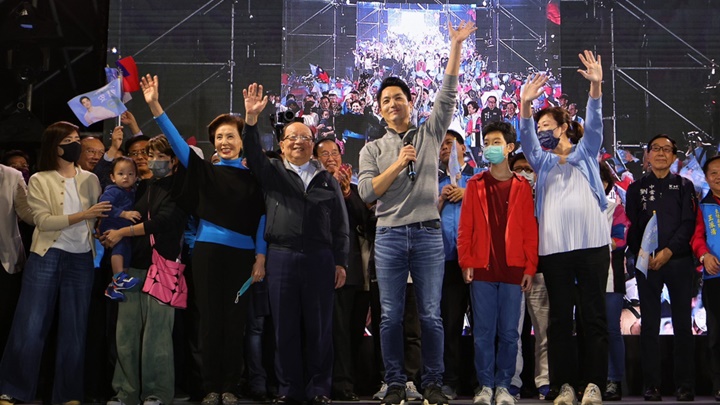 當選台北市市長的國民黨蔣萬安(前排中)與家人一同出席晚會謝票。