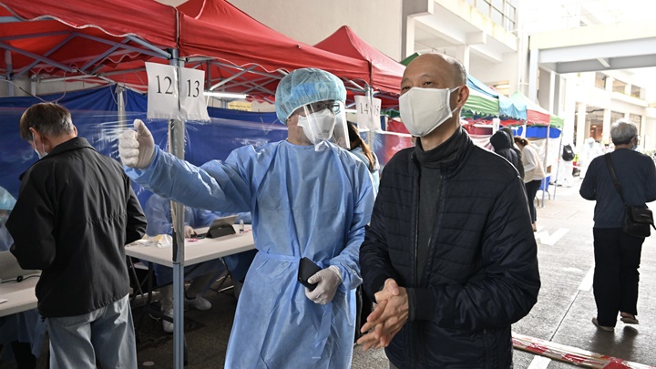 黃錦星周五到德朗邨圍封現場視察。政府新聞處圖片