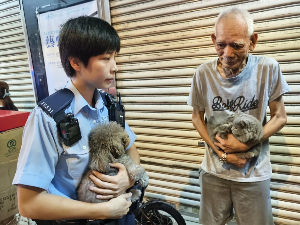 消防在同层其他单位内救出一名老翁，以及他饲养的1只猫及1只狗。尹敬堂摄