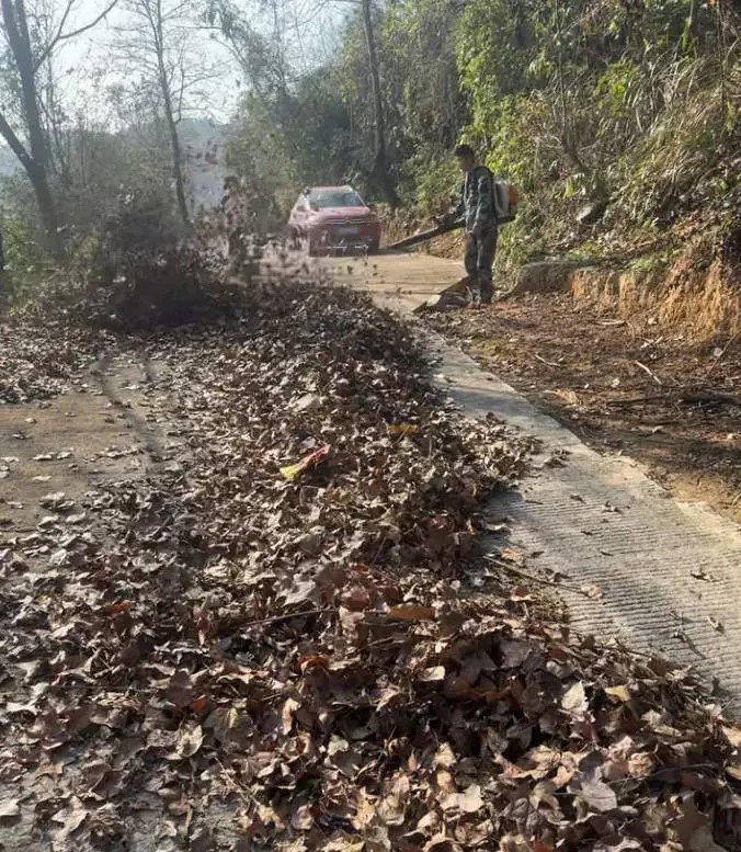 韶關大竹山村村民花了9天沖洗20公里道路，歡迎遊子回家過年。抖音＠遼思河