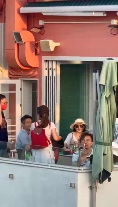再Zoom近啲,見到大美人。