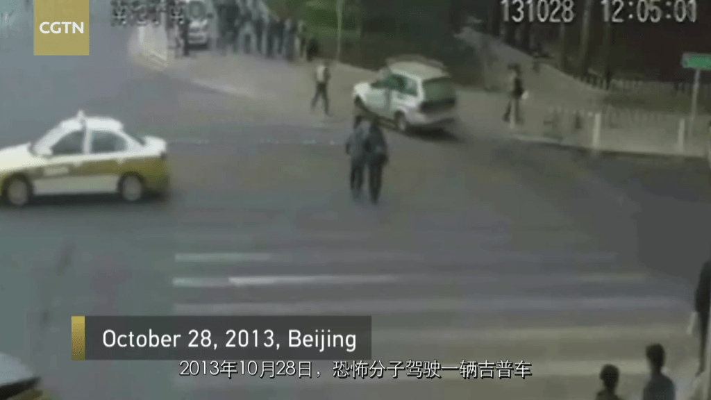 画面上方显示，一辆白色的吉普车冲入行人道撞向人群。  中国环球电视网截图