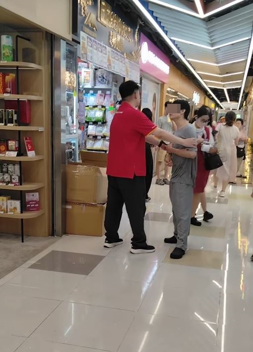 职员全程未有放手。Threads「haydentm23」影片截图