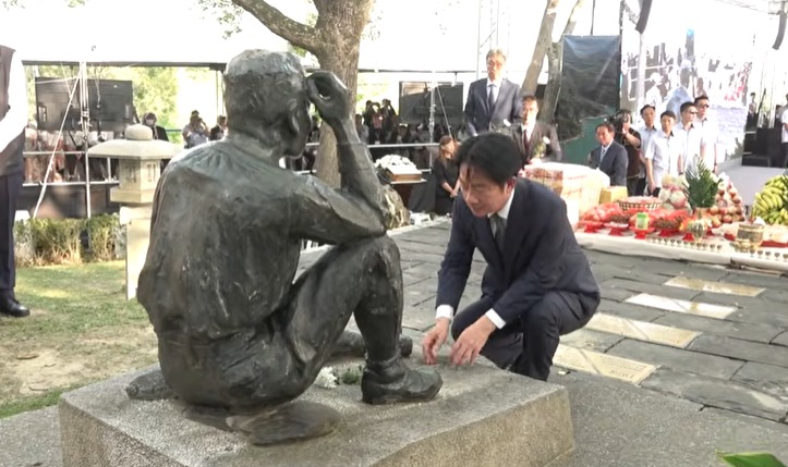 赖清德跪拜日本水利工程师铜像挨批。 中华民国总统府Youtube截图