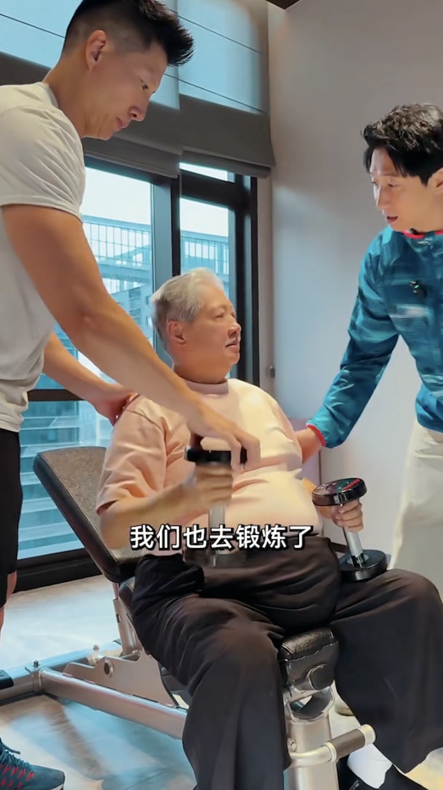 洪金寶現身健身室做運動，兒子洪天明（右）和教練在旁協助。