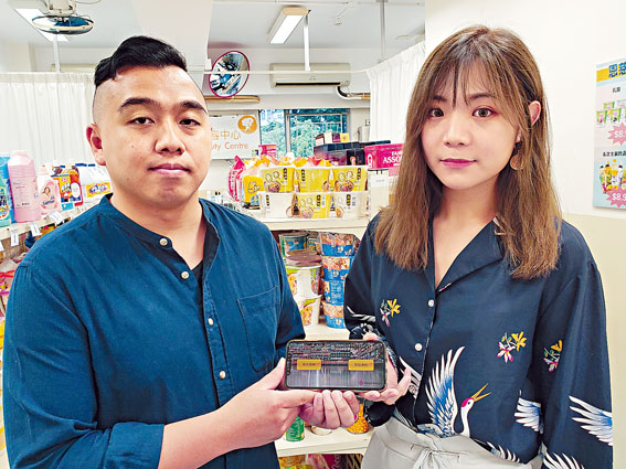 Boris（左）及Aimee（右）偕同兩名隊友，成功研發本港首個專為智障及自閉人士而設的AR手機應用程式。