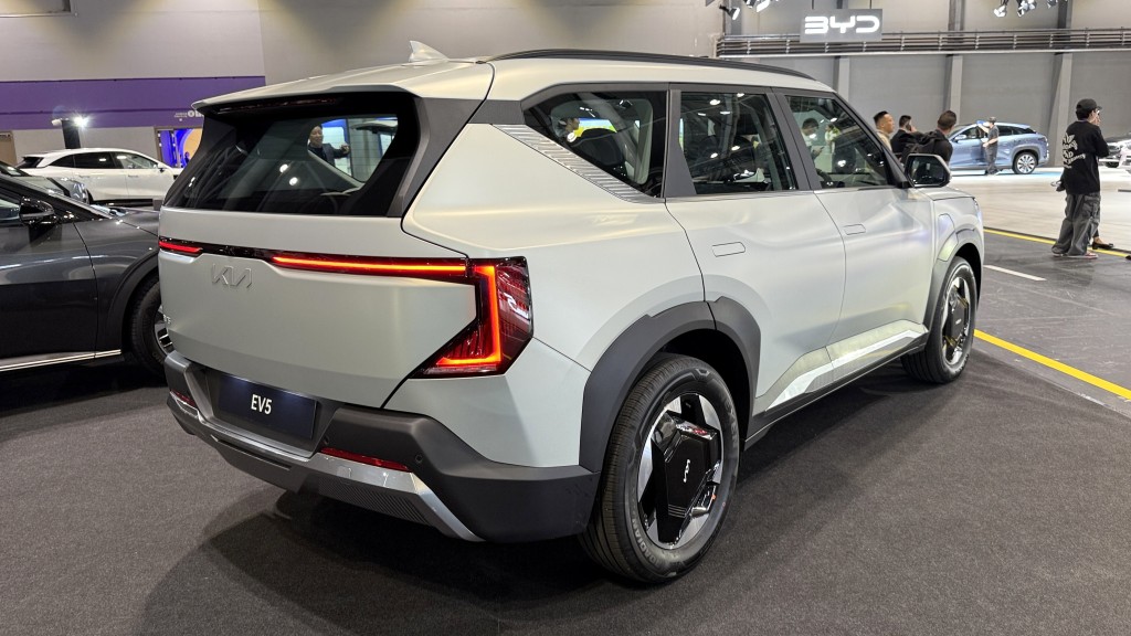 起亞KIA EV5純電動SUV豪華及高性能版，將升級至特大電天窗、電尾門及19吋合金輪圈。