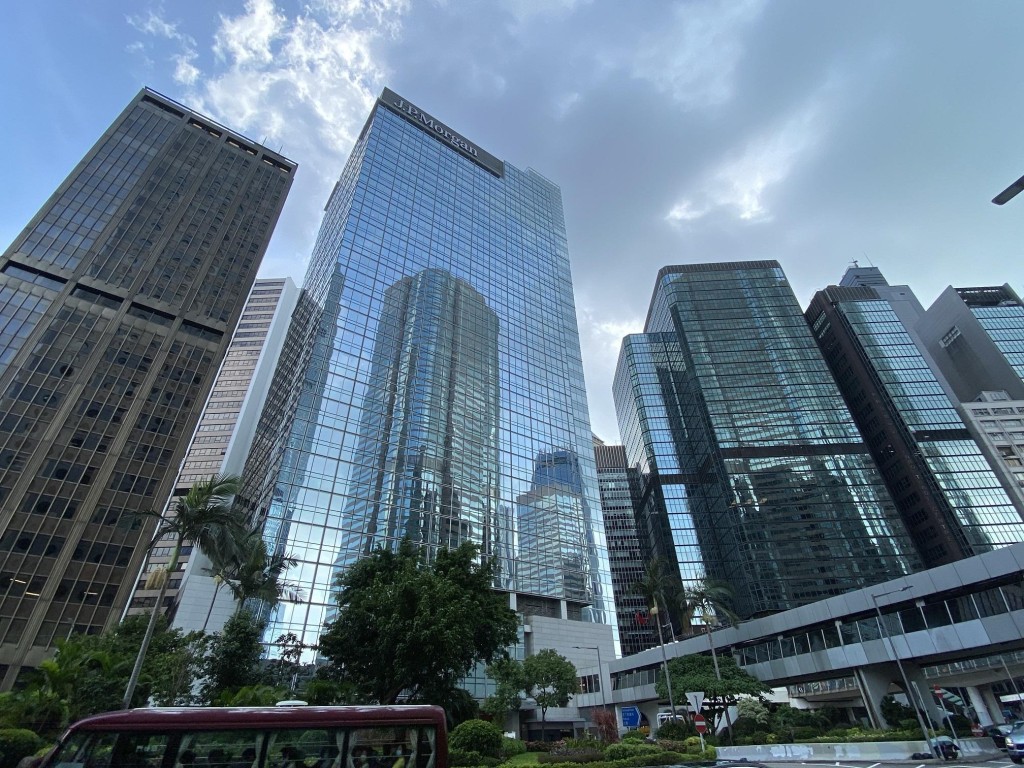 報告指，香港商業房地產市場各個板塊在2023年呈現各種不同的走勢，投資量錄明顯下降。