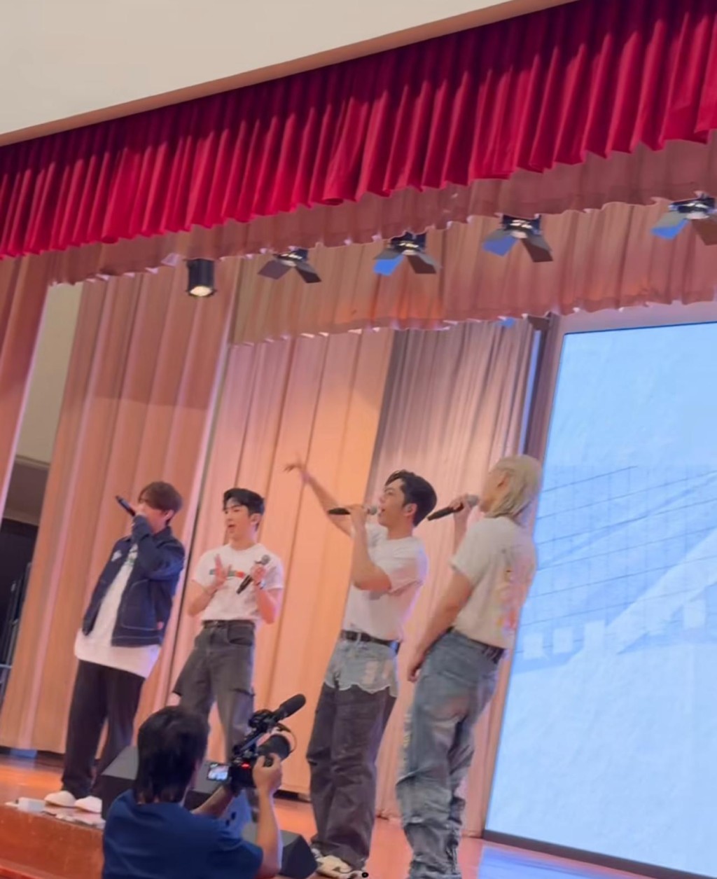 AL今天生日,繼續開工,聯同「妹豬組」成員姜濤、呂爵安及李駿傑入屯門學校表演。 AL今天生日,繼續開工,聯同「妹豬組」成員姜濤、呂爵安及李駿傑入屯門學校表演。