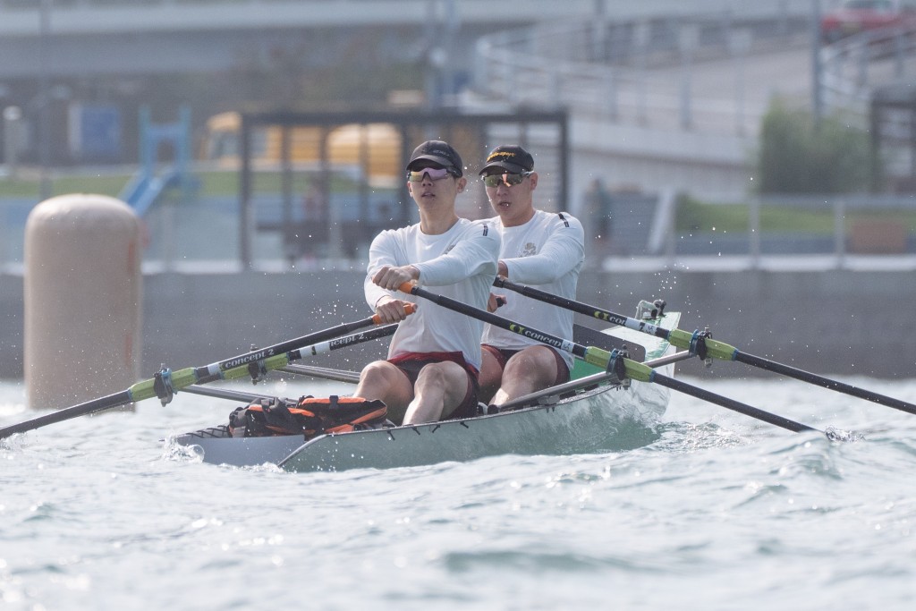 ■王瑋駿（左）黟拍昔日隊友陳鈺文參加第十屆維港賽艇賽。 筆者提供圖片