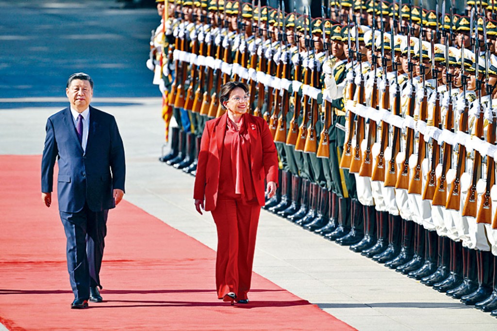 习近平和卡斯特罗检阅仪仗队。