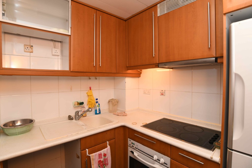 廚房設上下廚櫃，貯物量高。