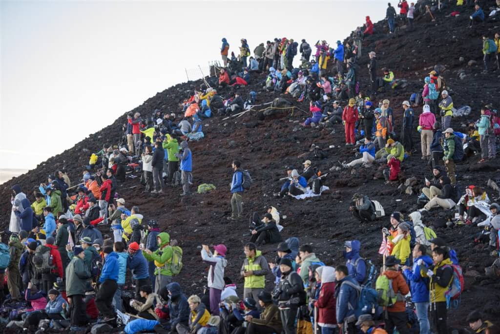 富士山往年常湧入大批登山客。山梨縣政府