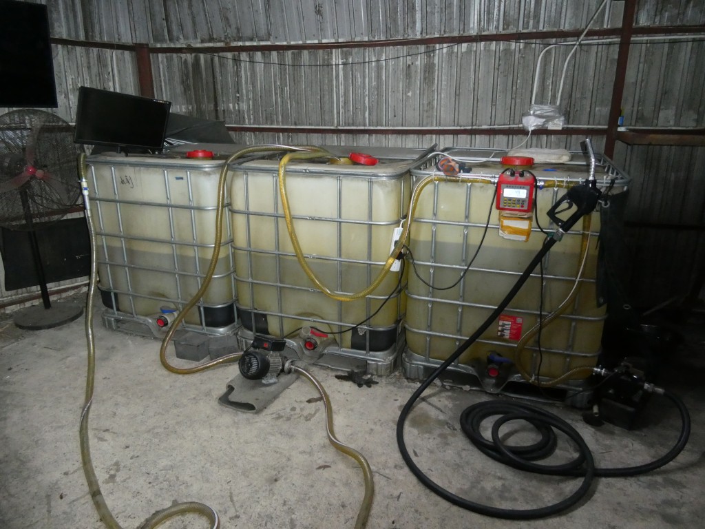 在元朗搗破的非法加油站內檢獲的汽油儲存器。政府新聞處圖片