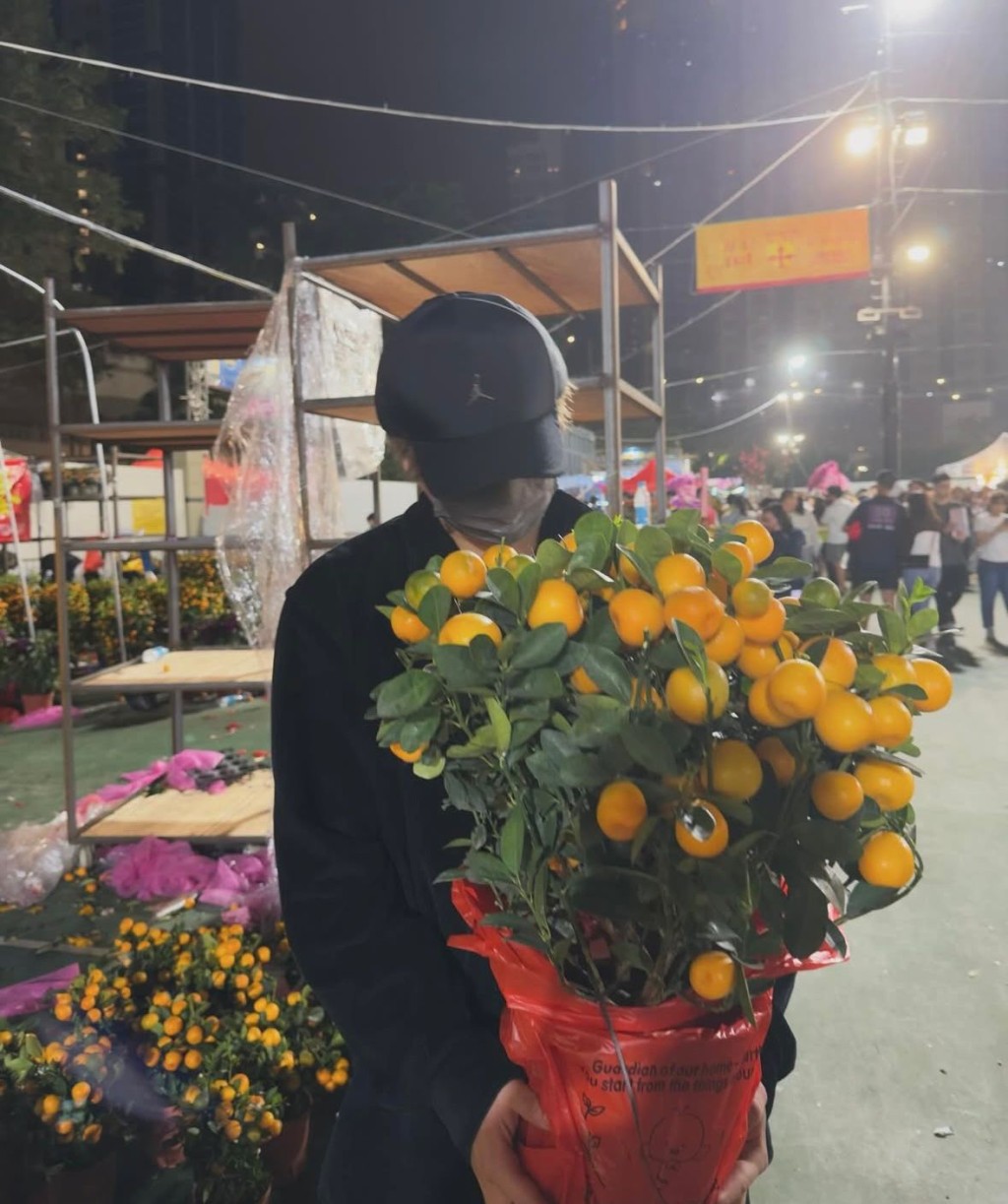 姜濤化身「姜市民」和朋友一起逛花市。