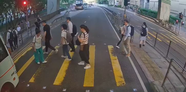 行人終於過完馬路。fb車cam L（香港群組）Kitty Chau影片截圖