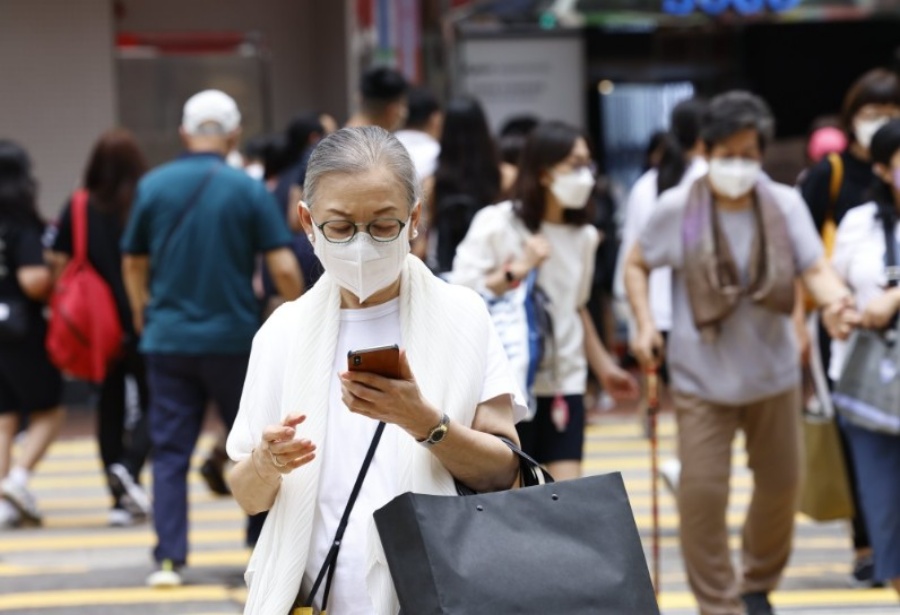 現時很多長者已習慣使用智能電話及電子支付。資料圖片