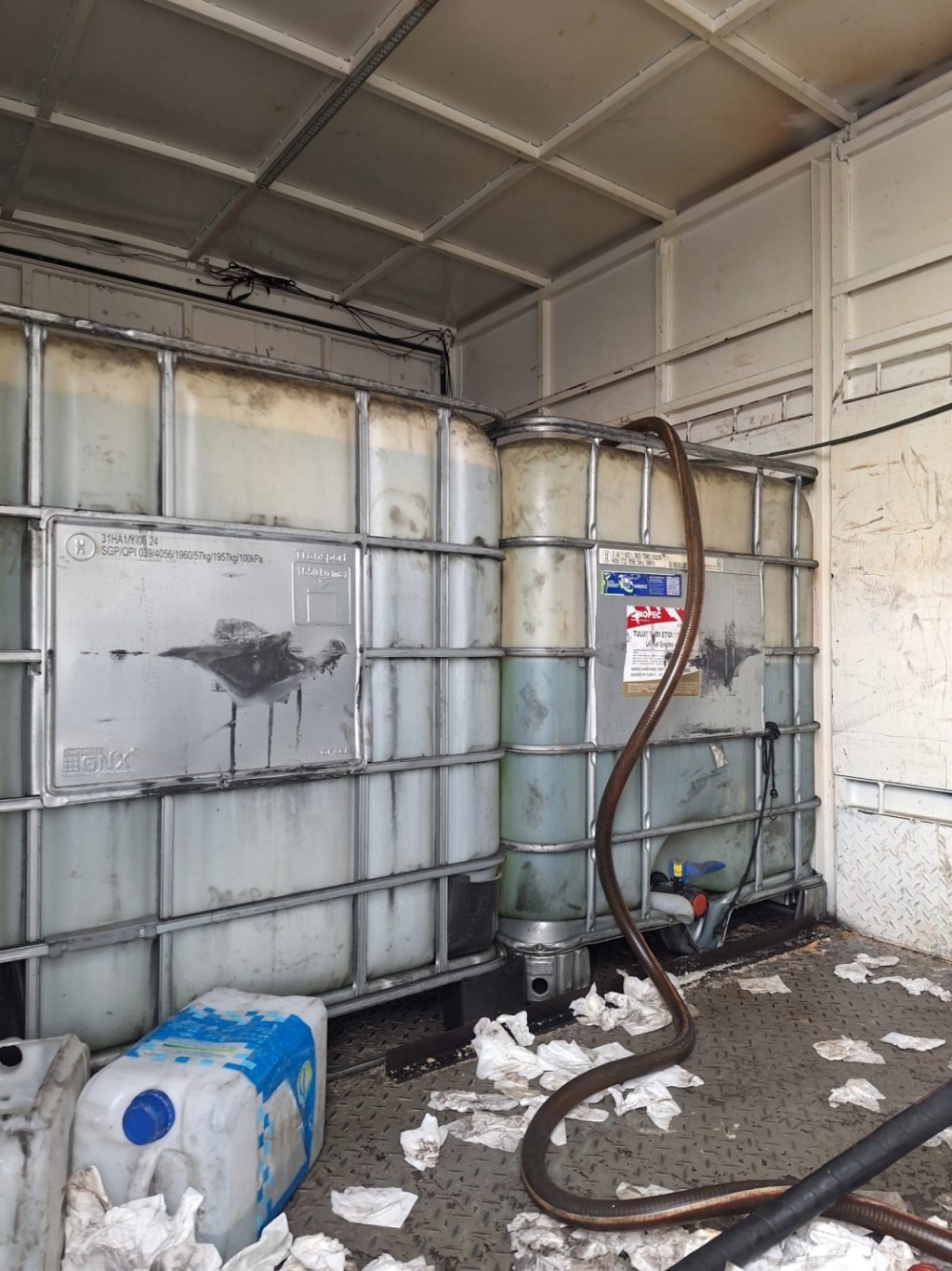 兩日行動共檢獲約10,600公升柴油。消防處提供圖片 兩日行動共檢獲約10,600公升柴油。消防處提供圖片