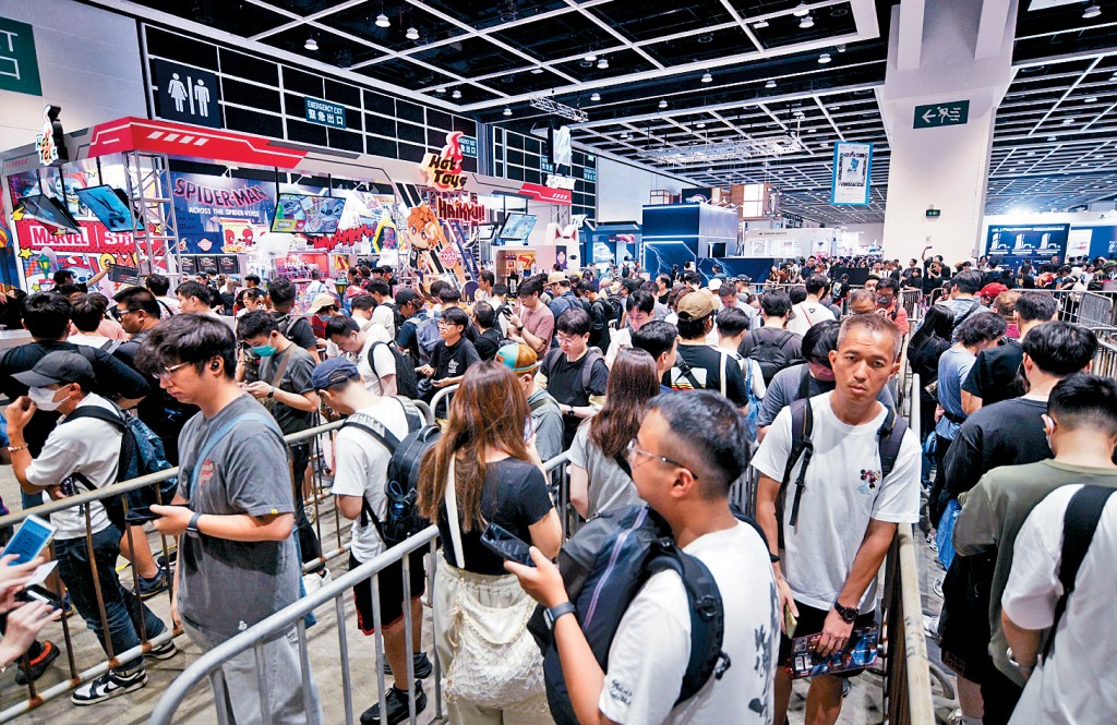 動漫節一連五日在灣仔會展舉行,今年展覽面積比去年增加一倍,首日現場人頭湧湧。