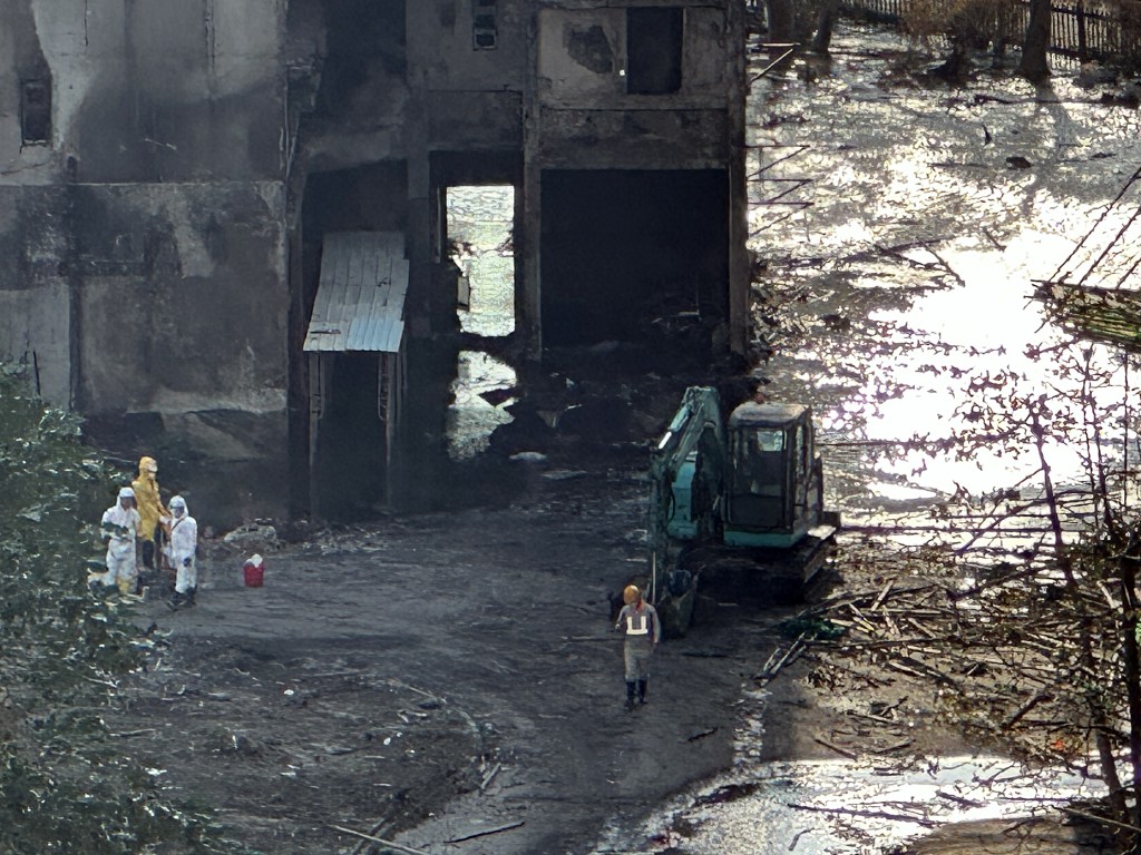 工人繼續清理現場雜物。劉漢權攝