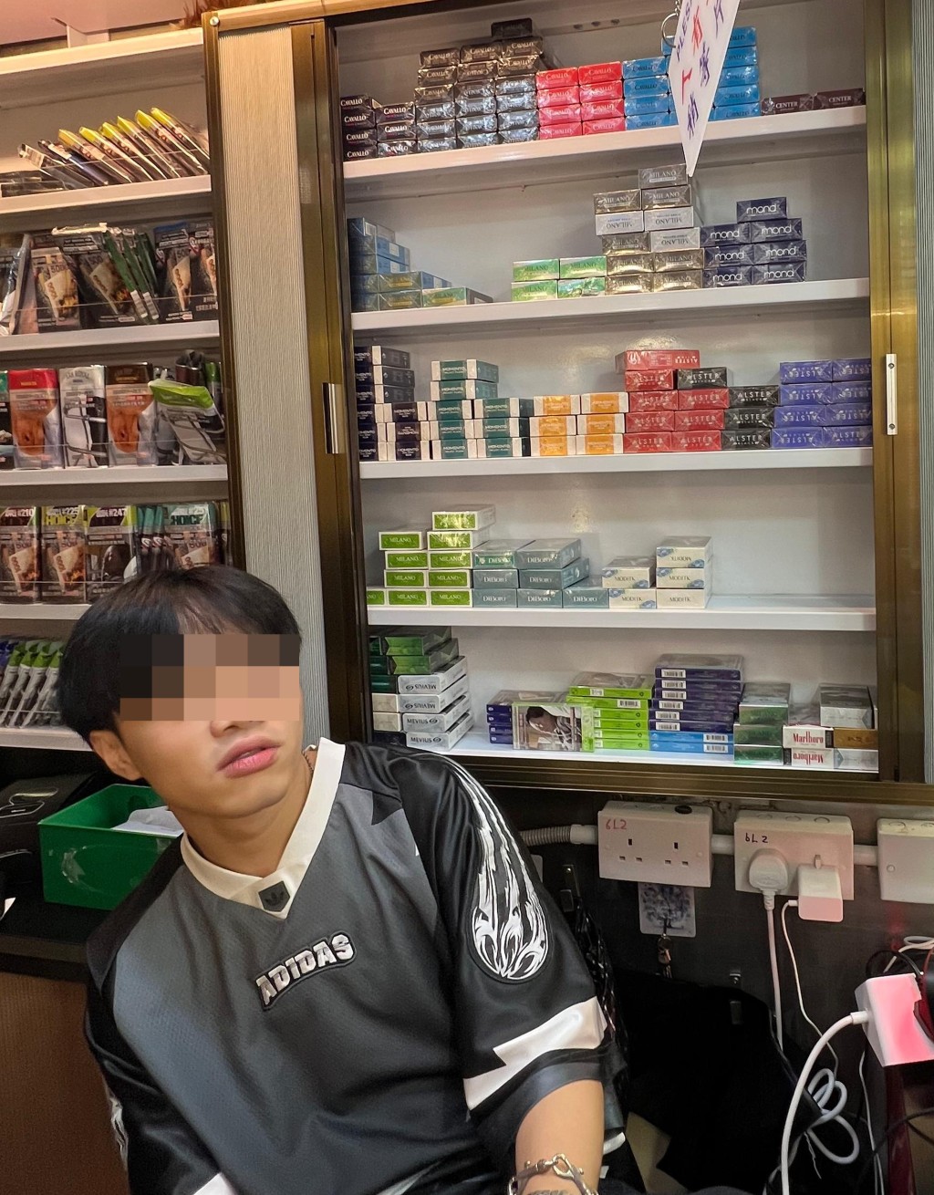 記者前往紅磡一間辦館查問 「白牌煙」售價，店員稱每包78元，但數日後記者再查問，對方稱只售33至50元。 陶法德攝