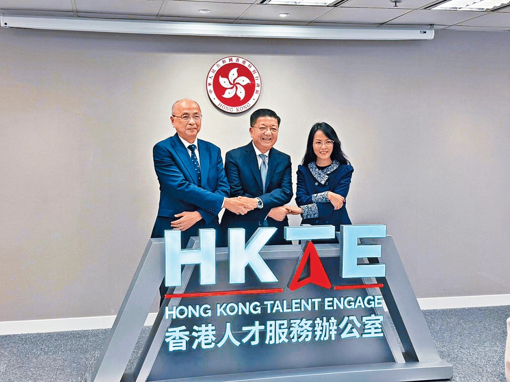 人才辦總監劉鎮漢（中）、（大灣區）香港學校教育展籌委會主席李伊瑩（右）及香港聖公會教育服務部總幹事郭始基（左）。