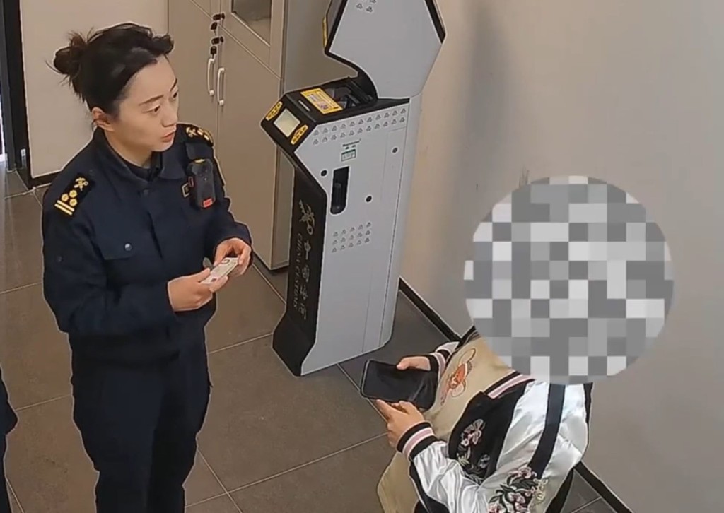 珠海拱北海关发现一名扮孕妇的女子走私白银19公斤。海关发布 珠海拱北海关发现一名扮孕妇的女子走私白银19公斤。海关发布