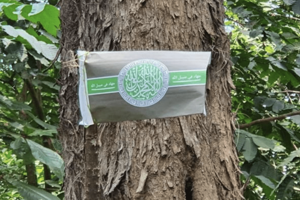 伊爾凡曾在社交網站發布照片，他把哈里發（caliphate）旗幟釘在科尼島一棵樹上，象徵在科尼島建立自己的哈里發國。（新加坡政府網站） 