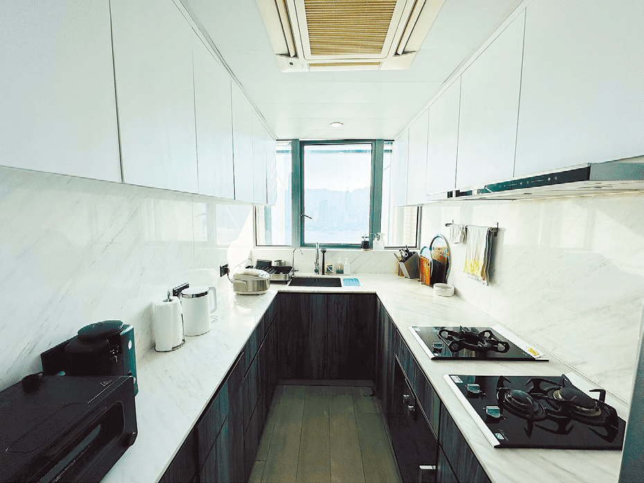 廚房有大窗作引光及排氣之用，同時配備齊全家電。