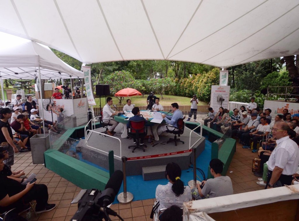 刘健仪、范国威及何俊仁等出席城市论坛。