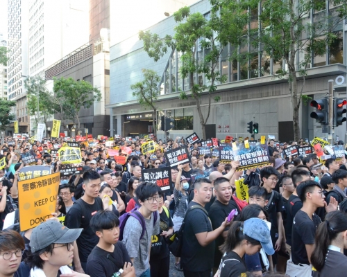 示威者在警察總部外聚集