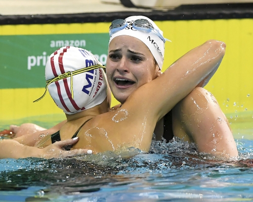 麥姬昂（右）決定退出女子200米個人混合泳賽事。AP資料圖片