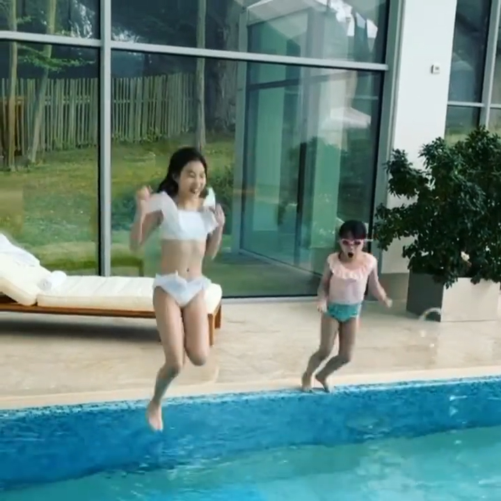郭台銘的小朋友好喜歡游水。