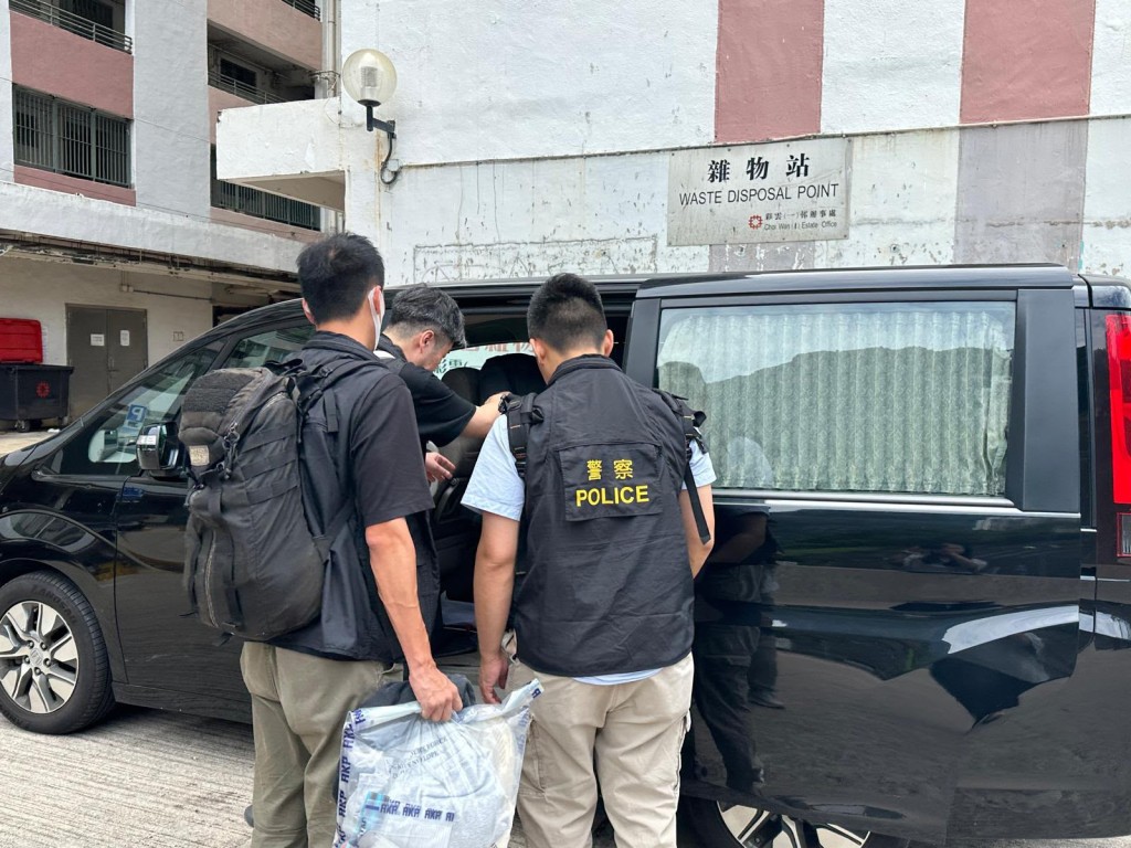 警方在彩雲一邨截獲一部毒品快餐車。 警方在彩雲一邨截獲一部毒品快餐車。