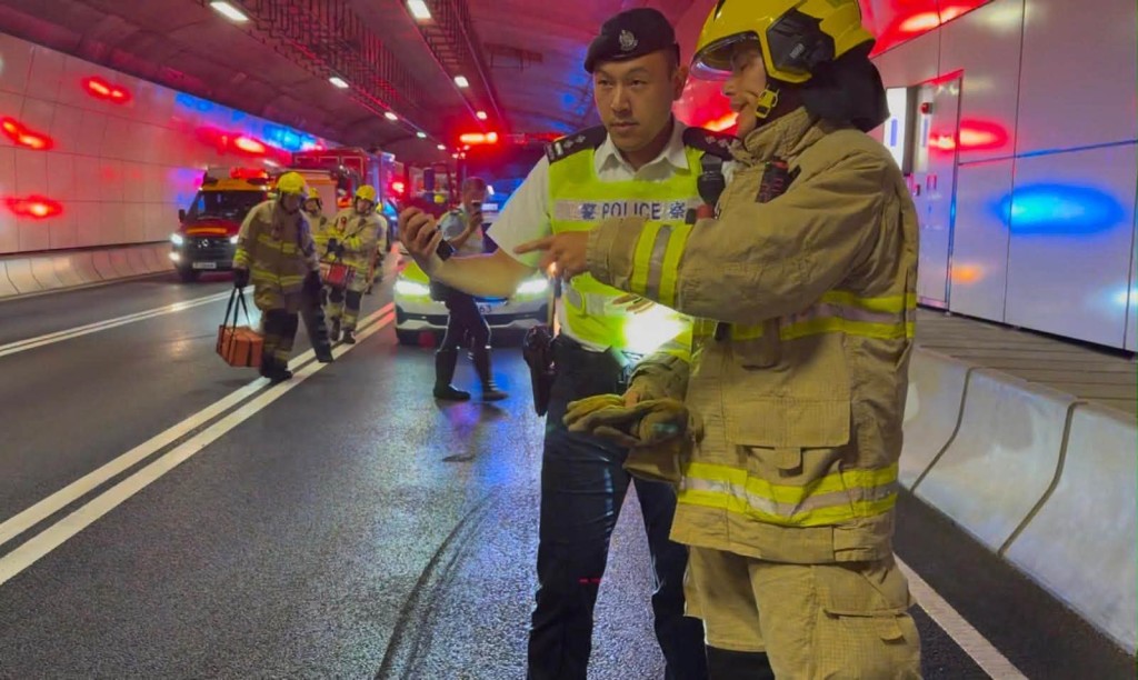 「雷轟」聯合演習於中九龍繞道(油麻地)舉行,逾130人參與。香港警察FB 「雷轟」聯合演習於中九龍繞道(油麻地)舉行,逾130人參與。香港警察FB