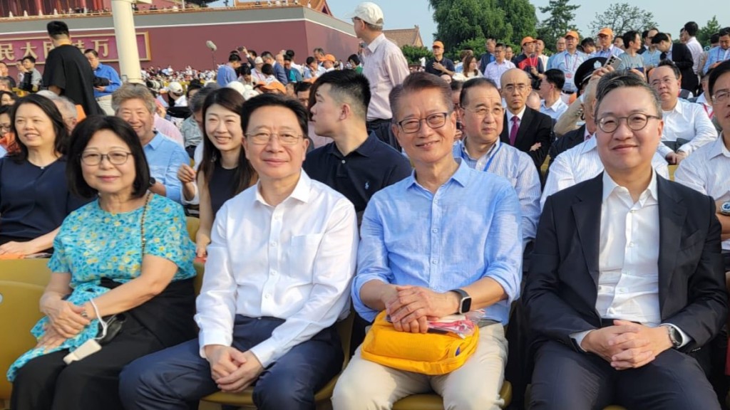 (右二)陳茂波參加紀念抗戰勝利八十周年大會。陳茂波FB圖片
