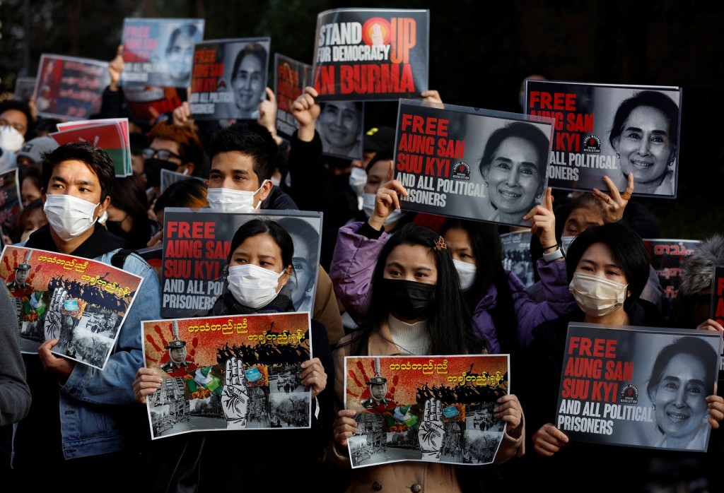 居日缅甸人在政变2周年这天到东京的缅甸大使馆外示威。 路透社