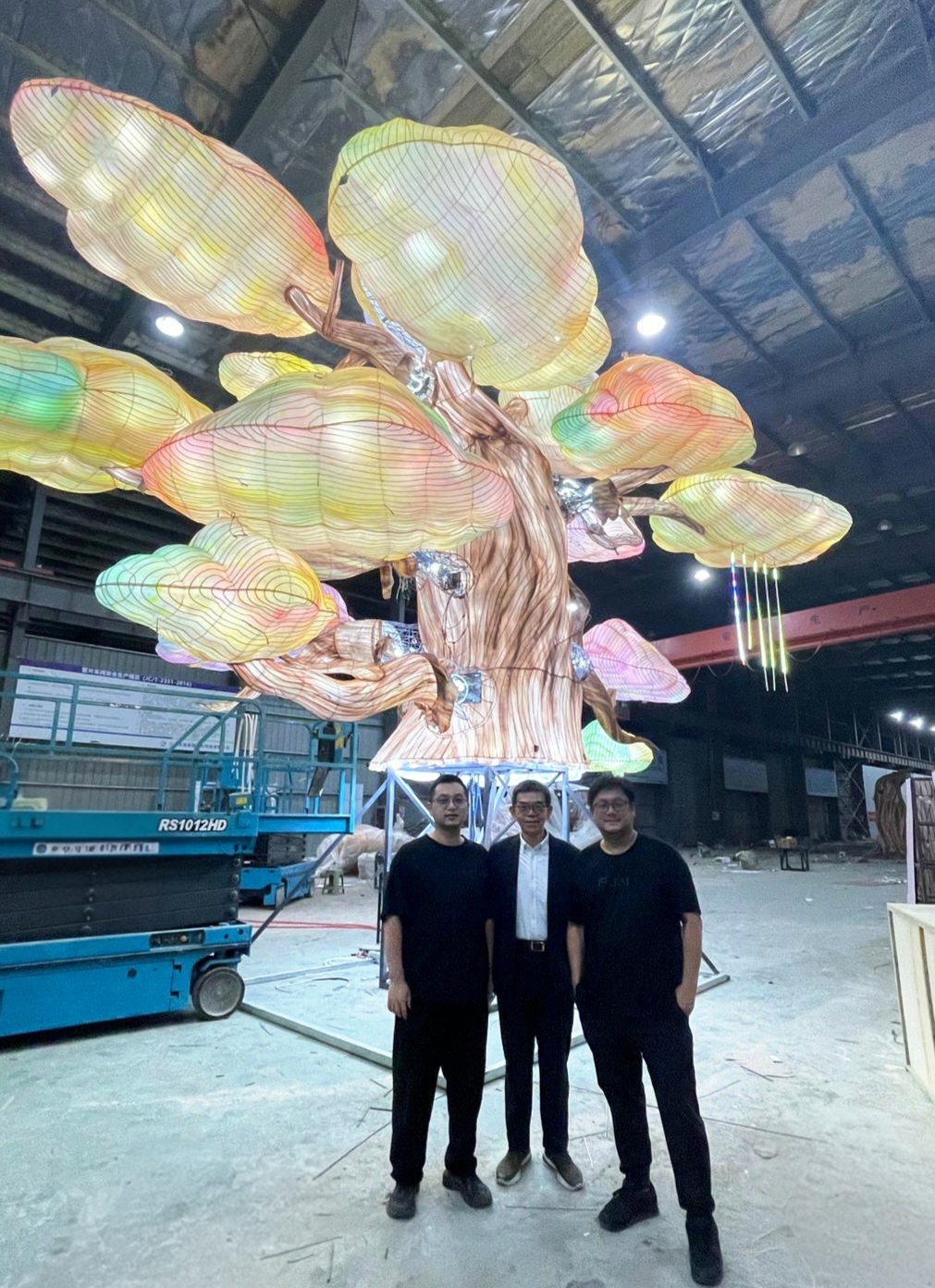 旅發局節目及旅遊產品拓展首席顧問洪忠興(中)與團隊親赴南京,視察秦淮燈彩的製作;左為南京秦淮燈彩製作團隊代表余忠志。 旅發局節目及旅遊產品拓展首席顧問洪忠興(中)與團隊親赴南京,視察秦淮燈彩的製作;左為南京秦淮燈彩製作團隊代表余忠志。
