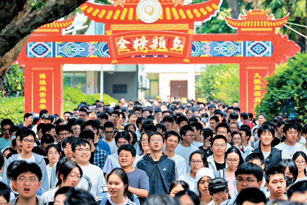 南京市高考生昨日參加完首場考試後走出試場。