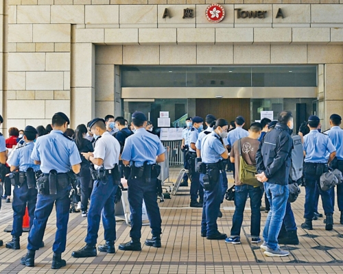 西九龍裁判法院早前收到恐嚇信，大批警員包括反恐特勤隊到場戒備。

