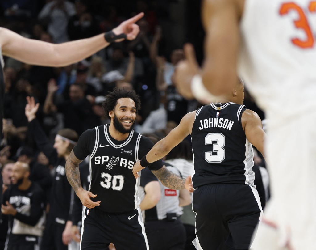 查帕尼(黑衫30號)攻入11個三分球，破馬刺隊史紀錄。法新社